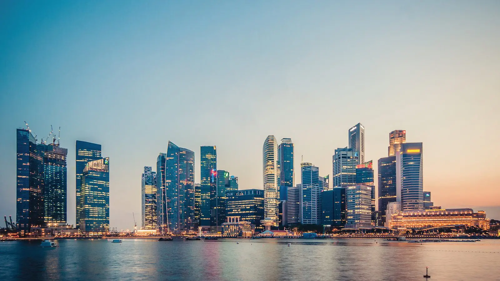Panoramic view of Singapore’s Marina Bay skyline at sunset, highlighting waterfront apartments and city lifestyle for expats.