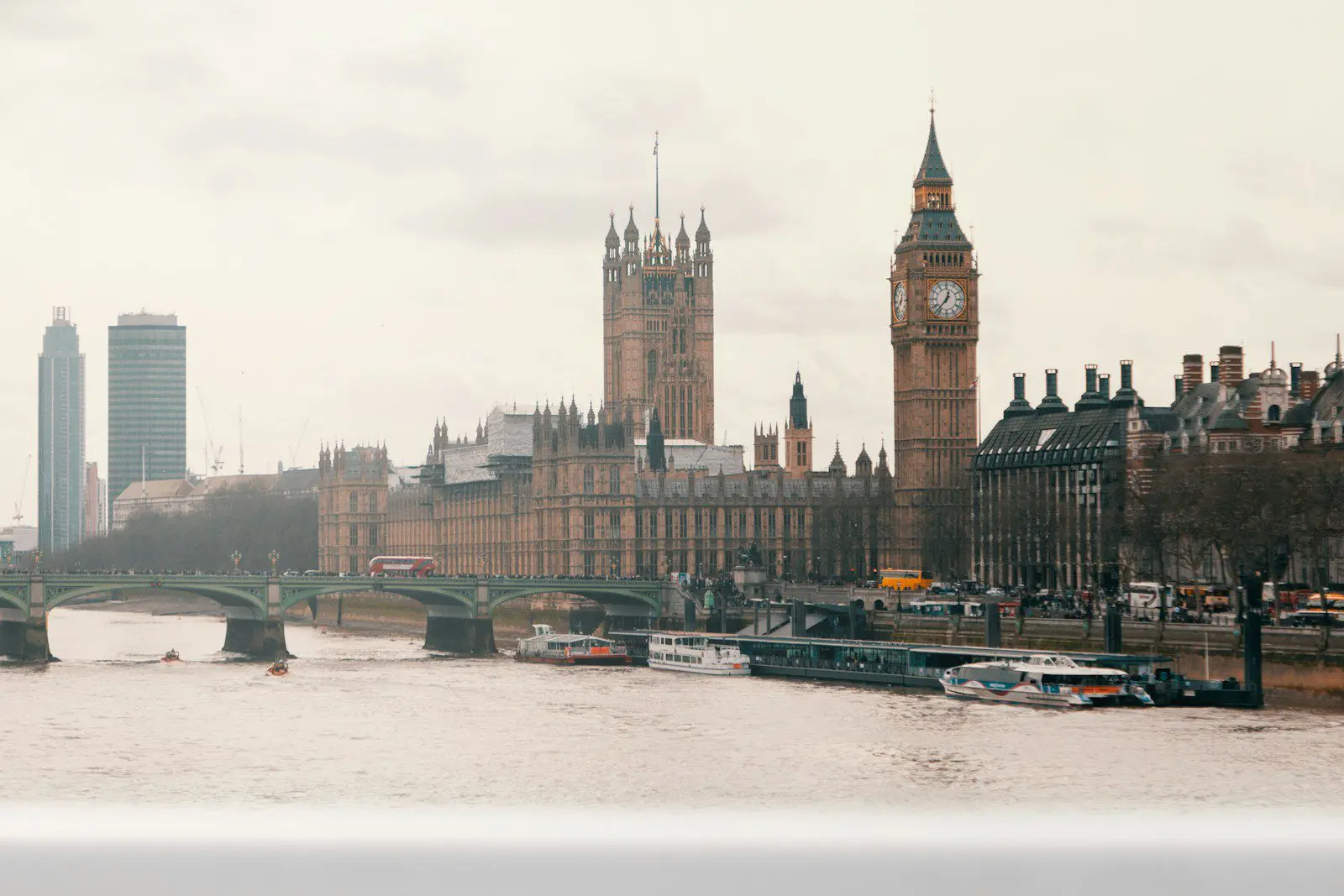 Big Ben and the Houses of Parliament in London overlooking the River Thames, iconic view representing expat life in the UK.